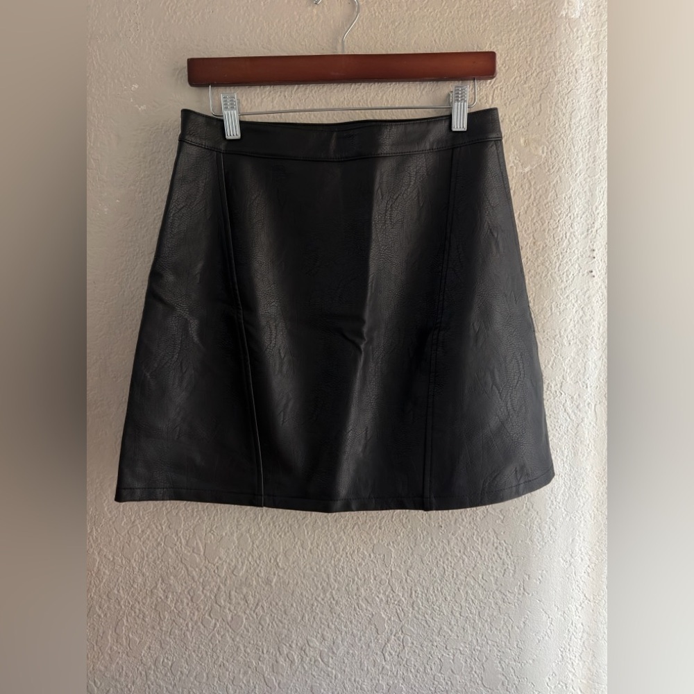 Zara M Black Faux Leather Mini Skirt Moto Style Zipper Detail Classic Essential - Picture 5 of 13
